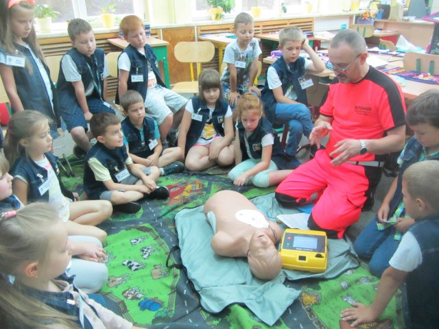 Bezpieczne wakacje – spotkanie uczniów klasy 1c z ratownikiem medycznym